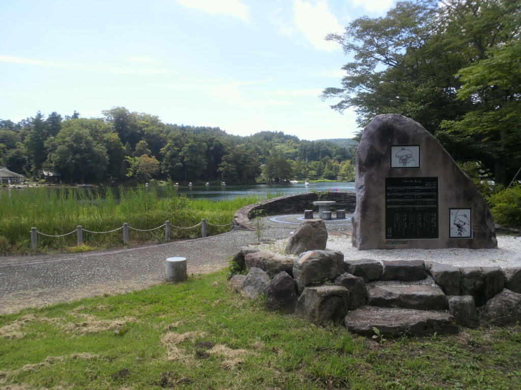 水辺公園の「北風小僧の寒太郎」碑から望む松原湖